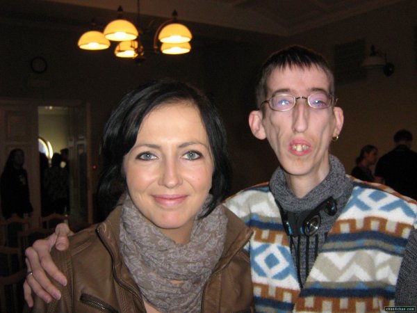 Красивая девушка и не красивий парень