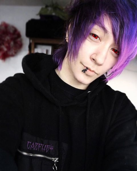 Эмо с фиолетовыми волосами