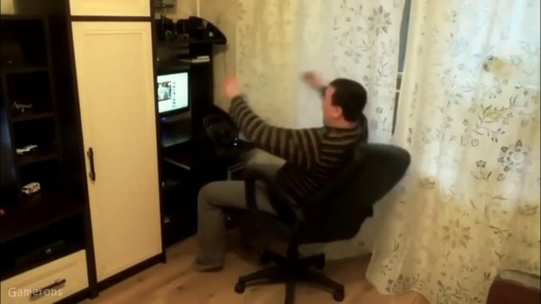 Мужик падает со стула