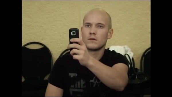 Мем из реальных пацанов с телефоном