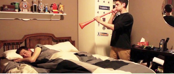 Разбудить человека