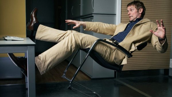 Человек падает со стула