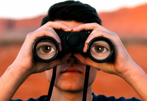 Бинокль с глазами