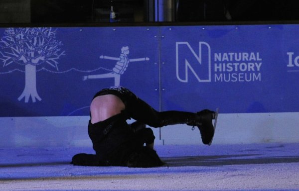 Смешно падает на коньках