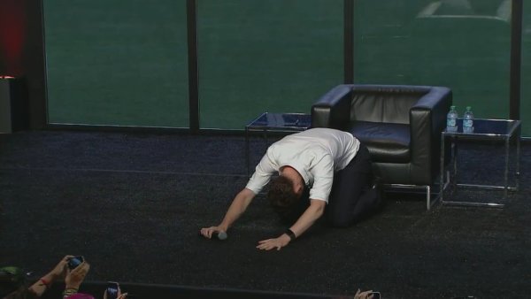 Человек падает на колени