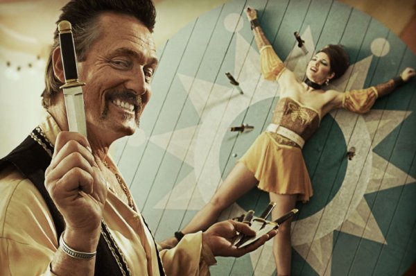 Метатель ножей в цирке