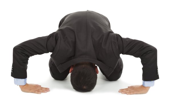 Человек поклоняется