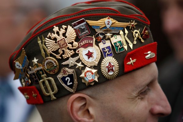 Военный с медалями Мем