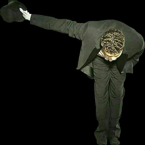 Парень кланяется