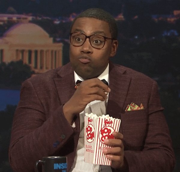 Человек ест попкорн