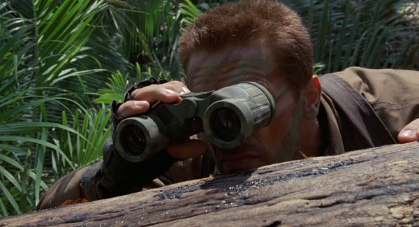 Шварценеггер с биноклем