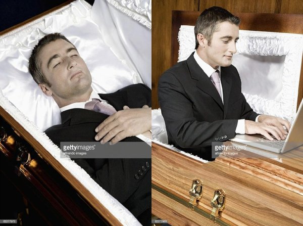 Мем парень встаёт из гроба