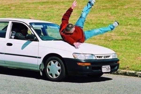 Челрвека сбивает малина