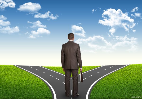 На распутье человек на дороги