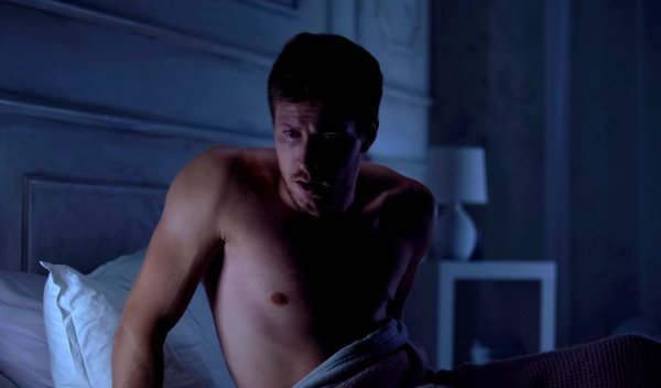 Парень проснулся от кошмара