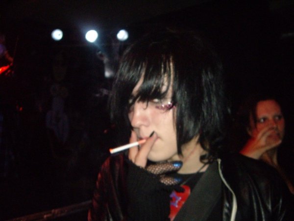 Эмо бой Мем с фиолетовыми волосами