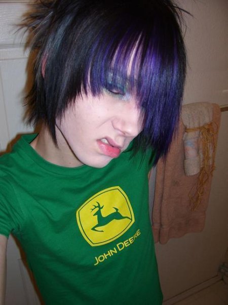 Мальчик с фиолетовыми волосами