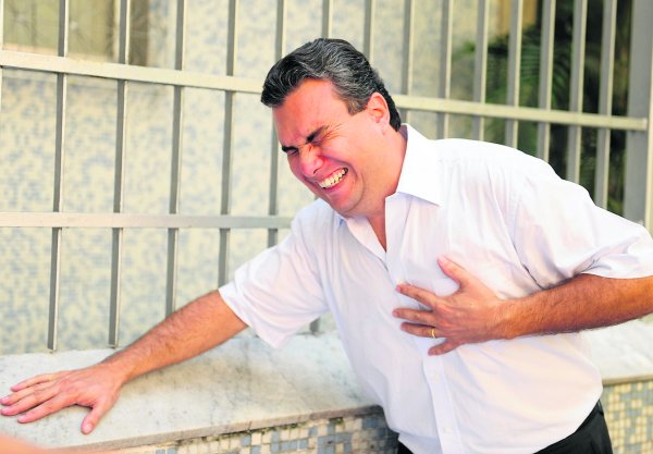 Хватается за сердце