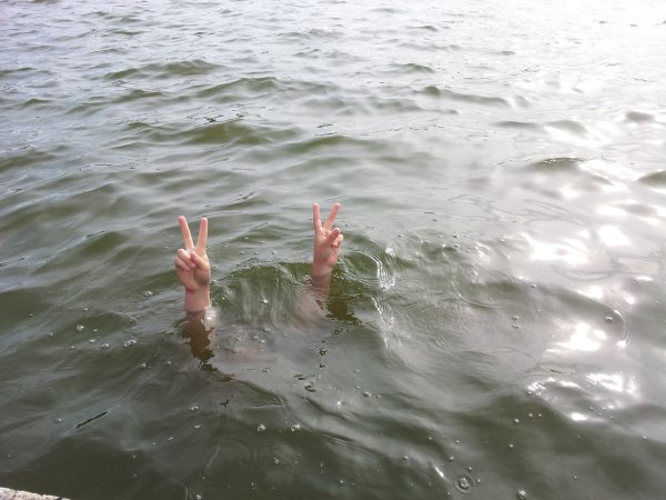 Тонущий человек прикол