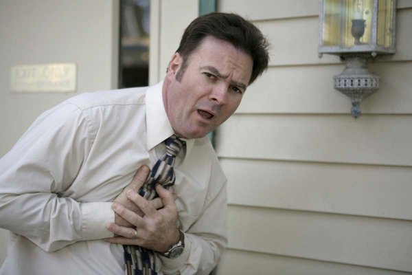 Человек хватается за сердце