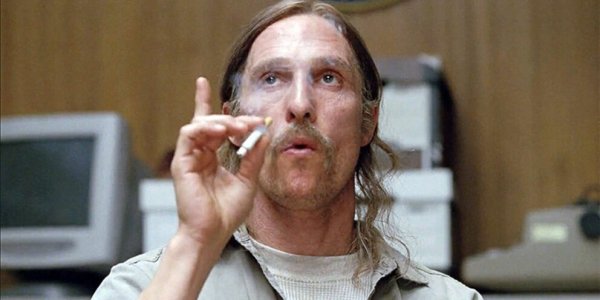 Метью Макконахи курит