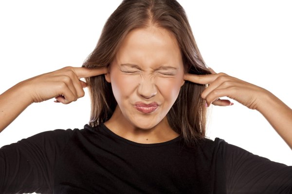 Девушка закрывает уши