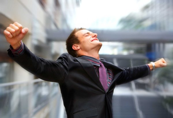 Чел радуется