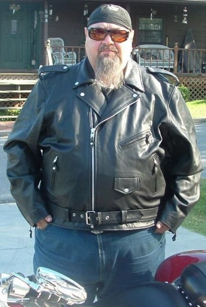 Толстый байкер в кожаной куртке