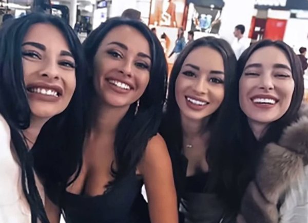 Девушки одинаковые на лицо