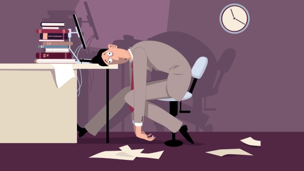 Уставший человек в офисе