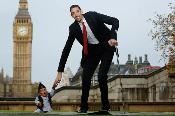 Человек и большой человек