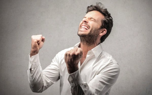 Человек радуется