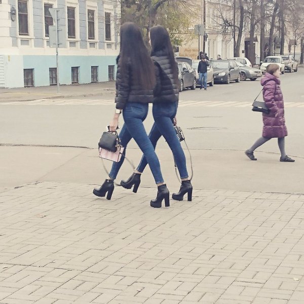 Одинаково одетые девушки