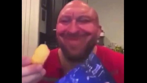 Чел ест чипсы и улыбается