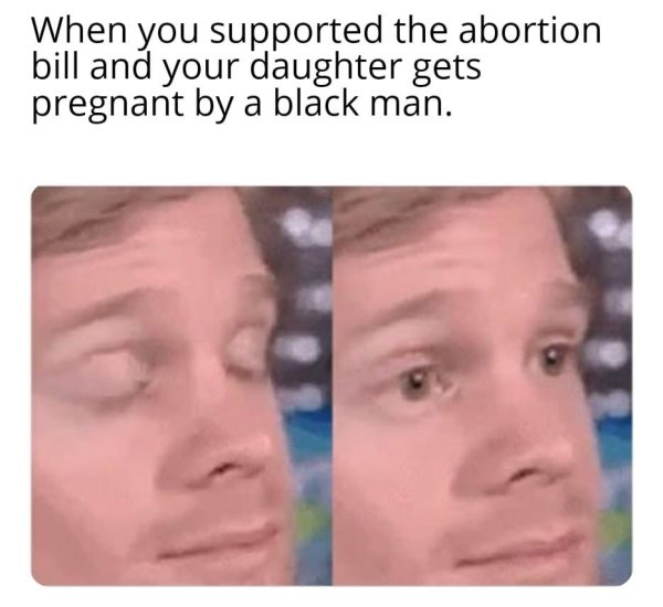 С парнем закрывающим глаза