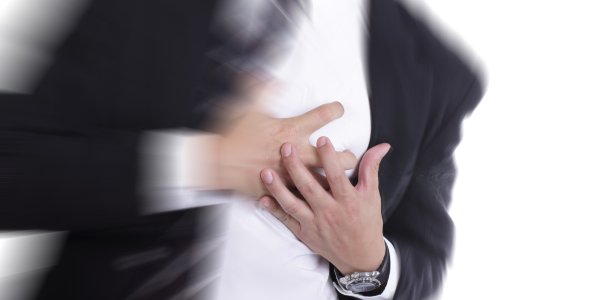 Человек держится за сердце Мем