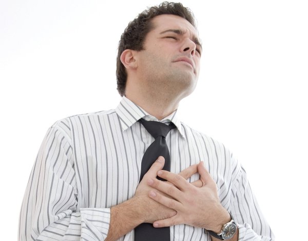 Мужчина хватается за сердце