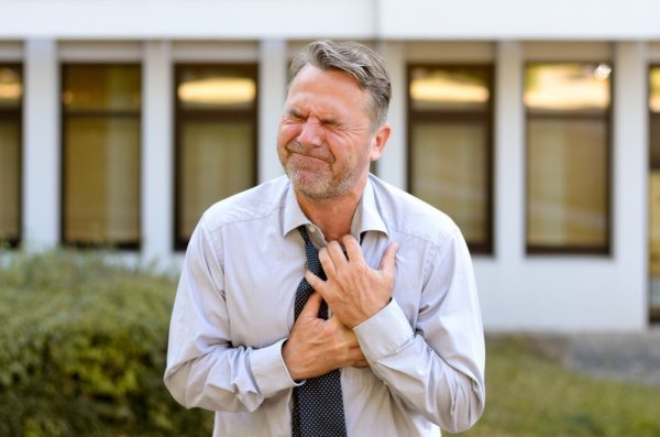 Человек хвататет ся за сердце