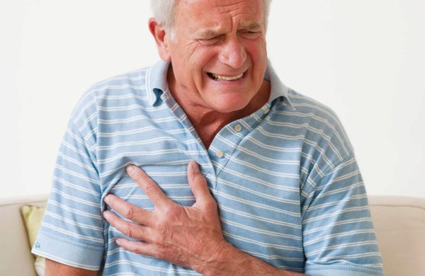 Человек схватился за сердце