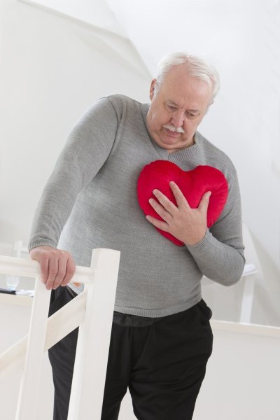 Дедушка держится за сердце