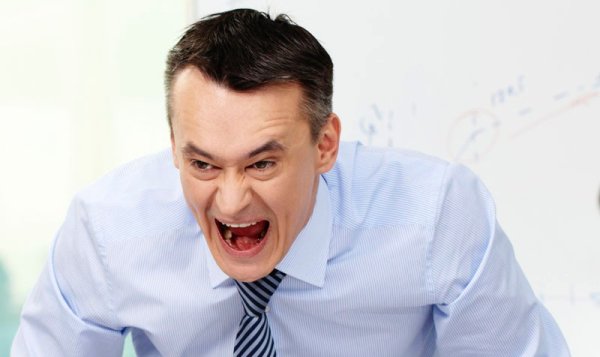 Мужчина кричит в офисе