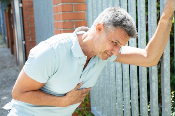 Человек хватается за сердце