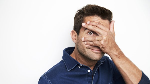 Мужчина закрывает глаза