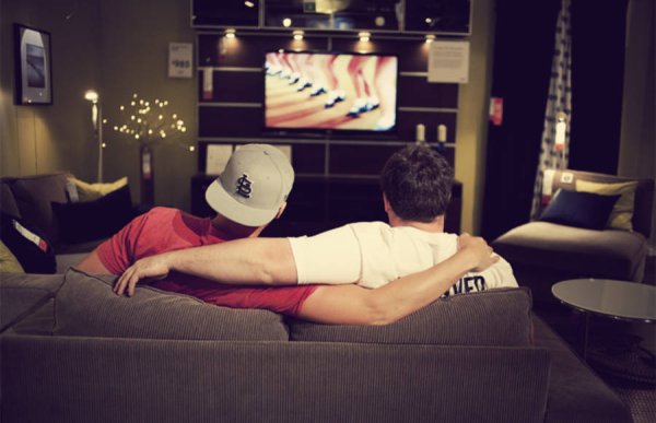 Двое парней перед телевизором