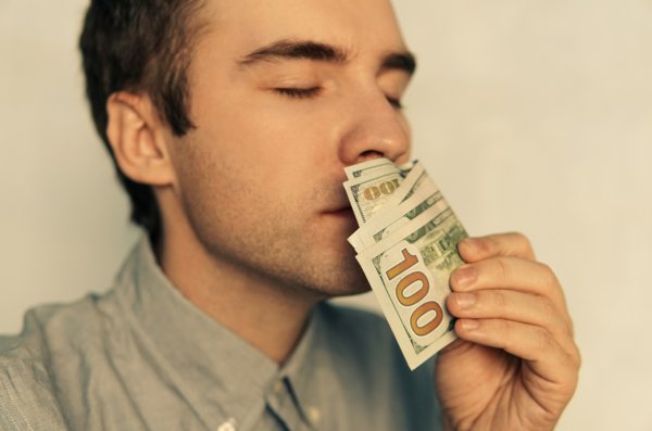 Нюхает деньги