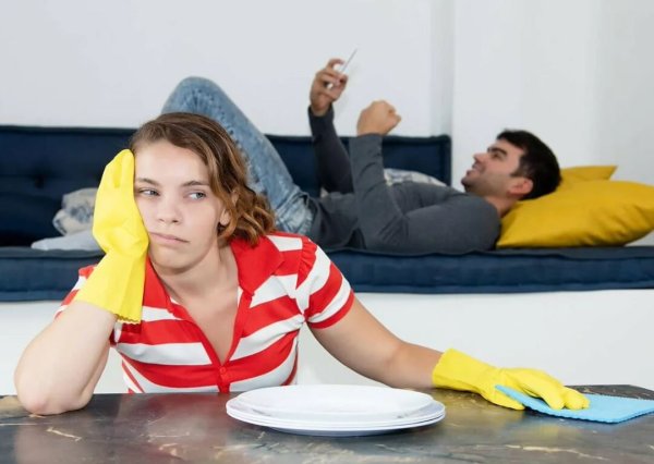 Усталая женщина на диване