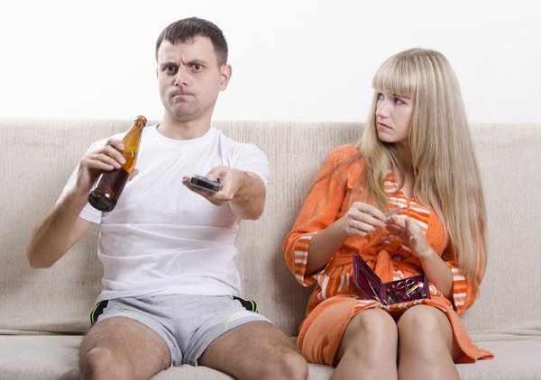 Мужчина на диване с пивом