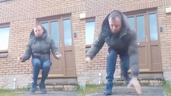 Мужик танцует под манера крутит мир