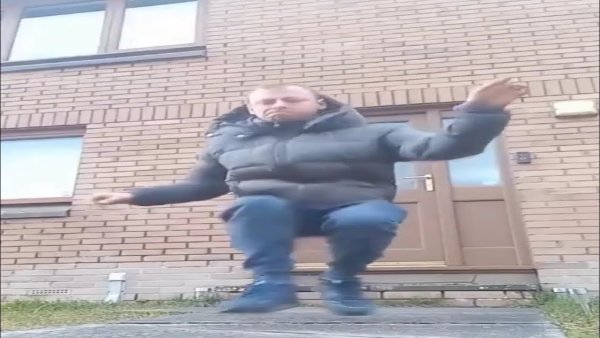 Мужик танцует под манеру