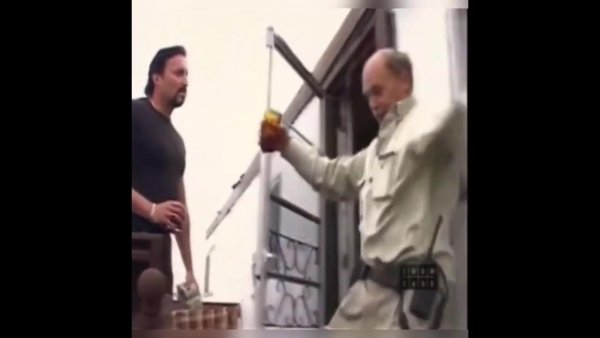 Мужчина падает с лестницы gif